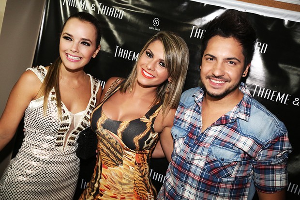 Babi Rossi com a dupla Thaeme e Thiago (Foto: Angelo Santos/ Divulgação)