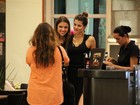 Isabeli Fontana tira fotos com fãs em shopping carioca