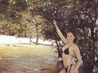 De biquíni de lacinho, Maria Melilo faz pose no rio Amazonas