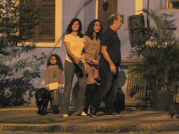 Camila Pitanga passeia com a filha e amigos (Foto: Ag. news)
