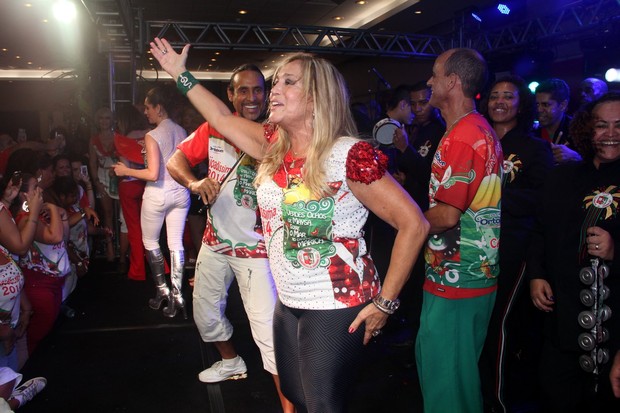 Susana Vieira dança na feijoada da Grande Rio (Foto: Alex Palarea/AgNews e Rodrigo dos Anjos)