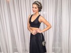 Isabella Santoni exibe look em rede social: saia longa e barriga de fora