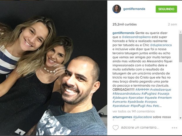 Fernanda Gentil posa com a amiga Mariana Reis e o tatuador Alessandro Pikeno (Foto: Reprodução/Instagram)