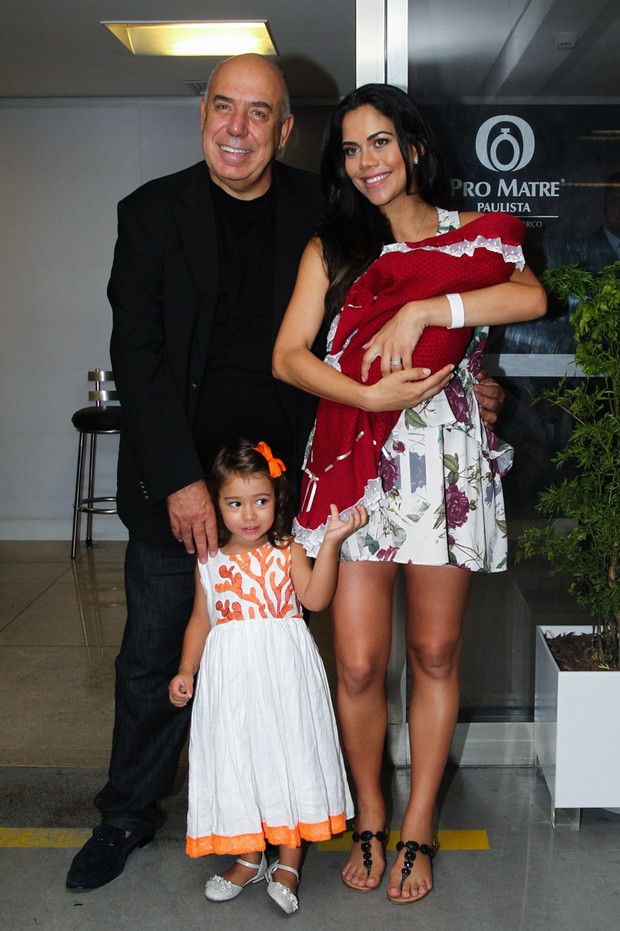 Daniela Albuquerque deixa maternidade com família (Foto: Manuela Scarpa/Photo Rio News)