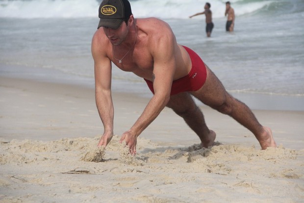 Marcelo Zagonel malhanda na praia de Copacabana, RJ (Foto: Rodrigo dos Anjos / AgNews)