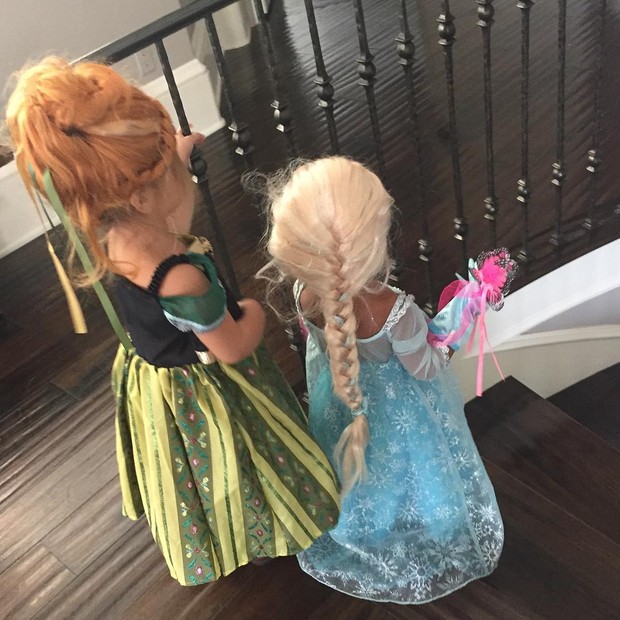 Penelope e North, filhas de Kourtney e Kim Kardashian, se vestiram das princesas de Frozen (Foto: Reprodução/Instagram)