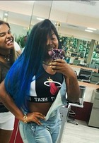 Ludmilla radicaliza no visual e colore os cabelos de azul em estilo degradê