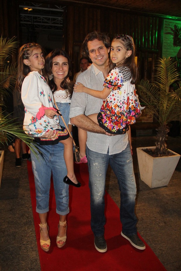 Giovanna Antonelli e o marido, Leonardo Nogueira, com as filhas Antônia e Sofia (Foto: Rogerio Fidalgo/AgNews)