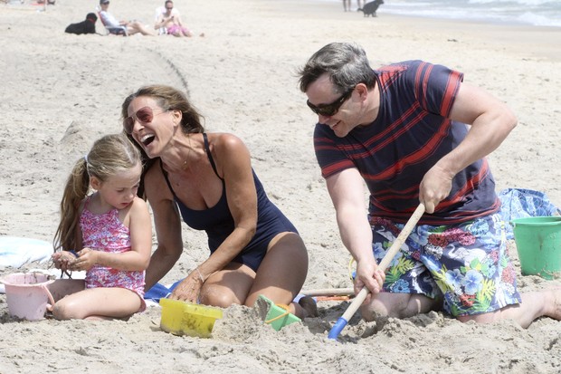 Matthew Broderick e Sarah Jessica Parker brincam com a filha na praia (Foto: Grosby)