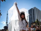 Alessandra Negrini usa look sexy em bloco em São Paulo cheio de famosos