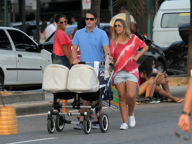 Marcelo Serrado passeia com a familia (Foto: Wallace Barbosa / AgNews)