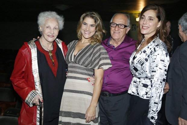 Christiane Torloni com a mãe, Monah Delacy, e com os taores Ary Fontoura e Priscila Fantin (Foto: Roberto Filho/ Ag. News)