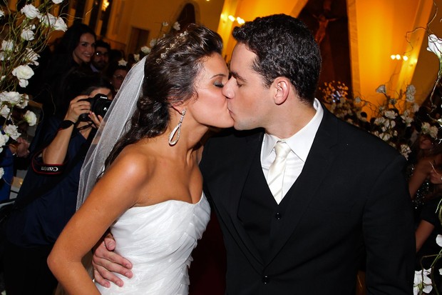 O beijo dos noivos (Foto: Manuela Scarpa/Photo Rio News)