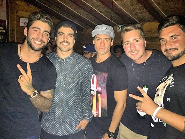 Pedro Scooby, Caio Castro e o ex-BBB Yuri com amigos em festa em Maresias, litoral Norte de São Paulo (Foto: Instagram/ Reprodução)