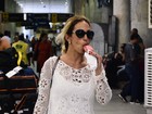 Valesca Popozuda se refresca com picolé em aeroporto no Rio