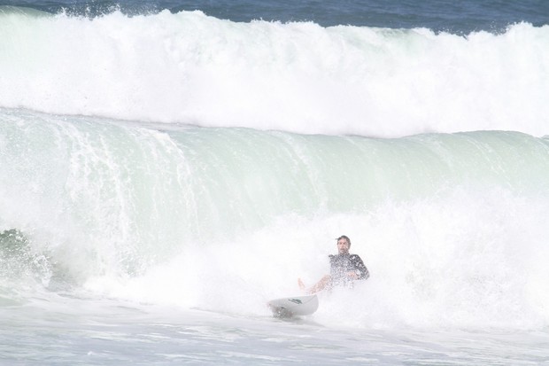 Vladimir Brichta surfa na praia da Macumba  (Foto: Dilson Silva / AgNews)