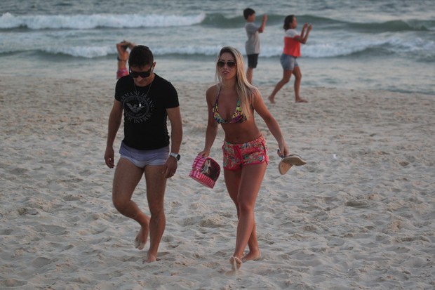 Carol Narizinho na praia da Barra (Foto: Dilson Silva / Agnews)