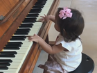 Deborah Secco mostra a filha tocando piano: 'Minha musicista!'
