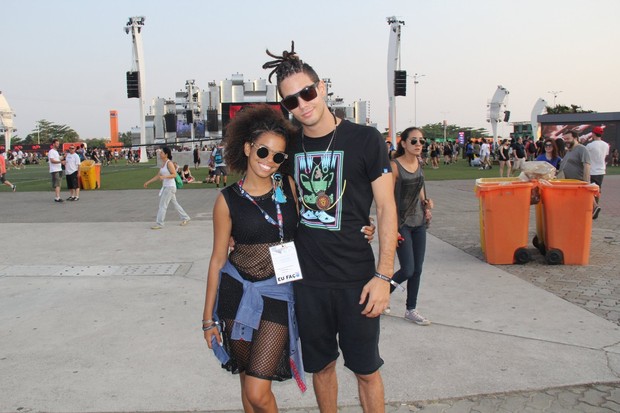 Jeniffer Nascimento com o namorado no Rock in Rio (Foto: Rogério Fidalgo/ Ag. News)