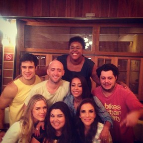 Ivete Sangalo com elenco do programa 'Vai que cola' em churrascaria no Rio (Foto: Instagram/ Reprodução)