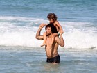 Marcelo da Seleção Brasileira volta a curtir praia com o filho em Ipanema