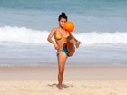 Ex-atriz de 'Malhação' exibe o corpão na praia