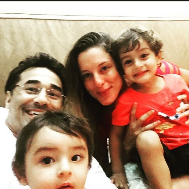 Luciano Szafir com a mulher, Luhanna, e os dois filhos do casal (Foto: Instagram/Reprodução)