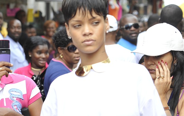 Rihanna faz compras de Natal em um shopping de Barbados (Foto: X17/Agência)
