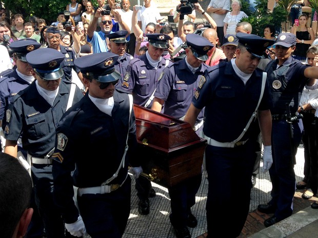 Caixão de Paulo Goulart chega para enterro (Foto: Iwi Onodera / EGO)