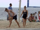 Rodrigo Hilbert e Fernanda Lima jogam vôlei na praia do Leblon 