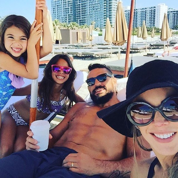 Vítor Belfort com a mulher, Joana Prado, e com as filhas, Victoria e Kyara (Foto: Instagram/ Reprodução)