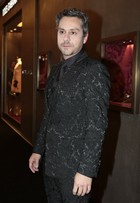 Alexandre Nero usa terno estiloso e moderno em evento de moda em SP