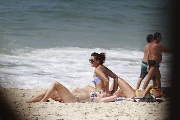 Giovanna Antonelli na praia com amiga (Foto: Dilson Silva / Agnews)