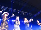 Ex-BBBs Fani e Kamilla dançam no palco de show de dupla sertaneja