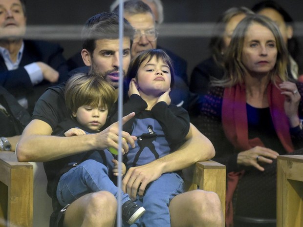 Gerard Piqué com os filhos, Milan e Sasha, em Barcelona, na Espanha (Foto: Grosby Group/ Agência)