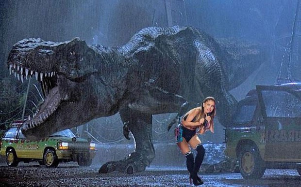 Ariana Grande fugindo do tiranossauros em 'Jurassic Park' (Foto: Reprodução)