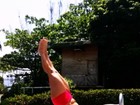 Cristianne Rodriguez usa escadinha de piscina para fortalecer o abdômen 