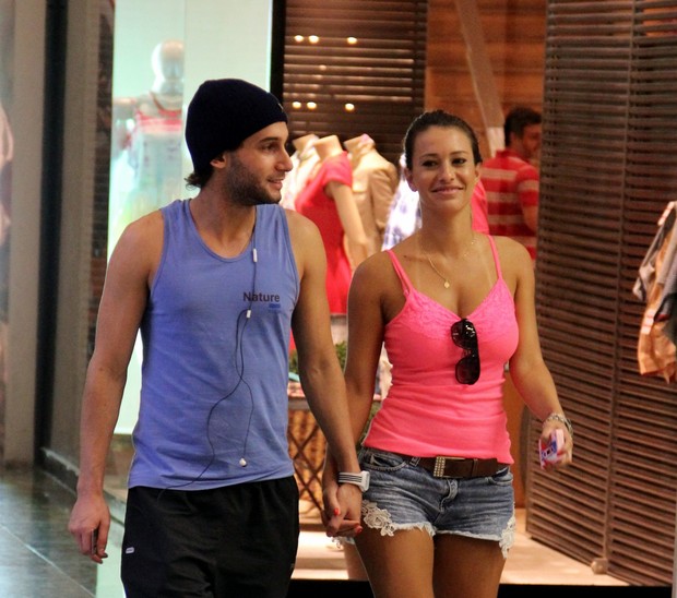 Rafael Almeida com a namorada no shopping (Foto: Marcus Pavão / AgNews)