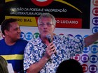 Pedro Bial recita poema erótico e reúne multidão em Copacabana