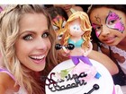 Karina Bacchi ganha bolo de aniversário com boneca personalizada