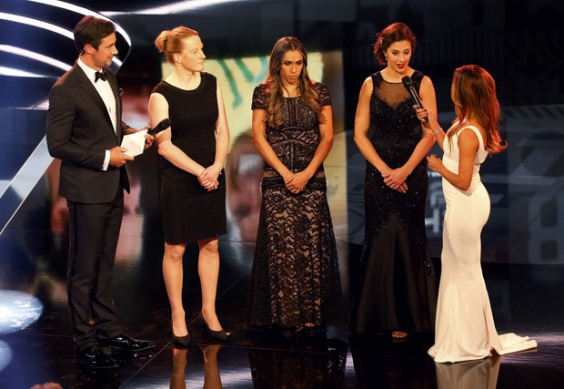 Marta usa vestido de renda avaliado em R$12 mil em premiação da Fifa (Foto: AFP)