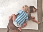 Gisele Bündchen mostra foto da filha deitada em cima de cachorro