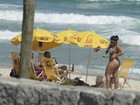 Andressa Soares, a Mulher Melancia, ajeita o fio-dental em praia do Rio