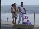 Fernanda Pontes caminha com a filha na orla da praia