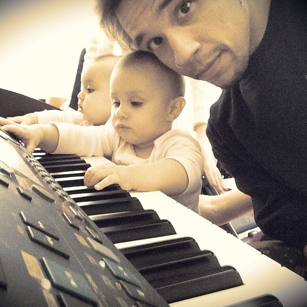 Kiko mostra sobrinhas, Maya e Kiara, no piano (Foto: Instagram)