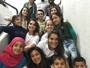 Dani Suzuki, Priscila Fantin e Flávia Alessandra posam com refugiados