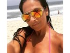 Solange Gomes exibe 'comissão de frente' em dia de praia