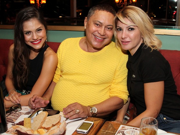 jéssica Alves, Glaycon Muniz e Antônia Fontenelle em restaurante na Zona Oeste do Rio (Foto: Anderson Borde/ Ag. News)