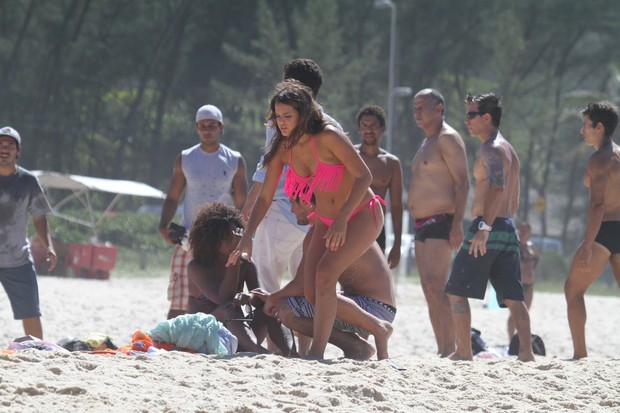 Bruna Marquezine grava na praia da Macumba, no Rio (Foto: Dilson Silva / Agnews)