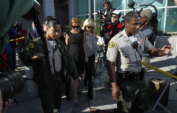 Lindsay e sua mãe deixam tribunal (Foto: Mario Azuoni/Agência Reuters)
